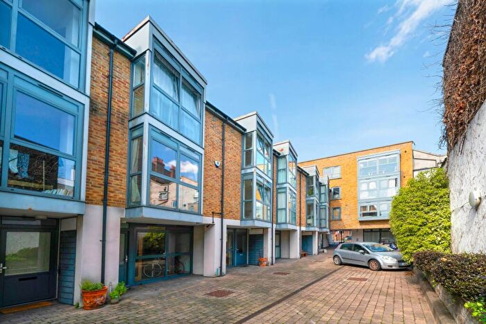 2 Bedroom Terraced House To Rent In Balls Pond Road, London, N1