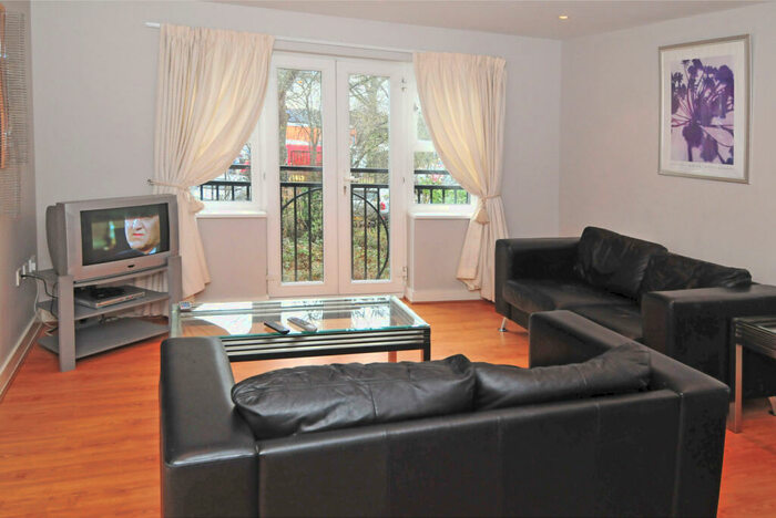 2 Bedroom Flat To Rent In Elmcroft Court, Three Bridges Road, Crawley, RH10