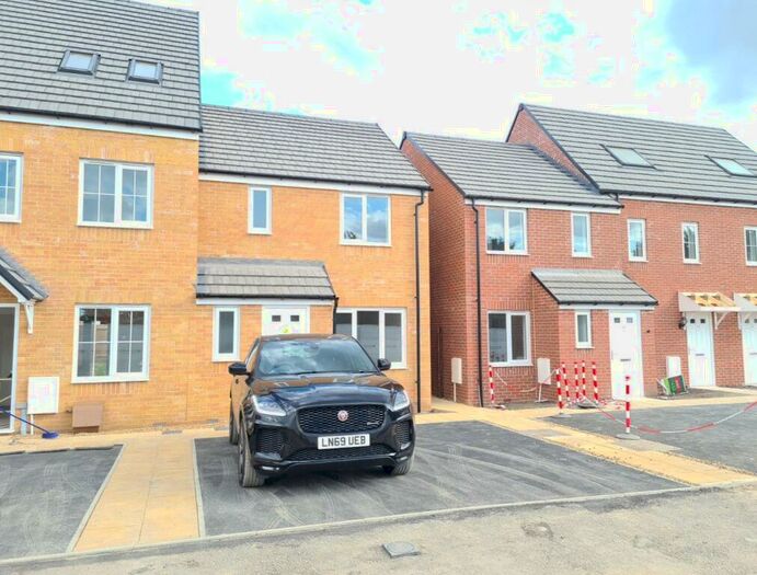 3 Bedroom Terraced House To Rent In Fauna Field, Dunstable, LU5