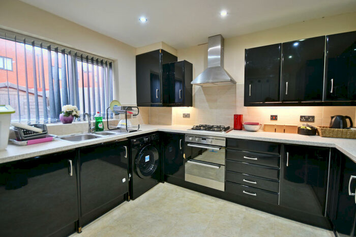 4 Bedroom Semi-Detached House To Rent In Langshaw Street, Salford, M6