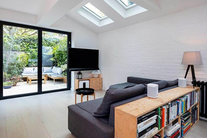 2 Bedroom Flat To Rent In Warriner Gardens, Battersea Park, SW11