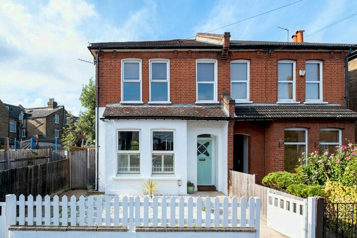 3 Bedroom Semi-Detached House To Rent In Hitherfield Road, London, SW16