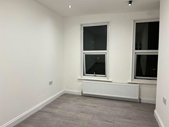 2 Bedroom Flat To Rent In High Road Leytonstone, London, E11