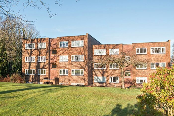 2 Bedroom Flat For Sale In Vale Road, Weybridge, KT13
