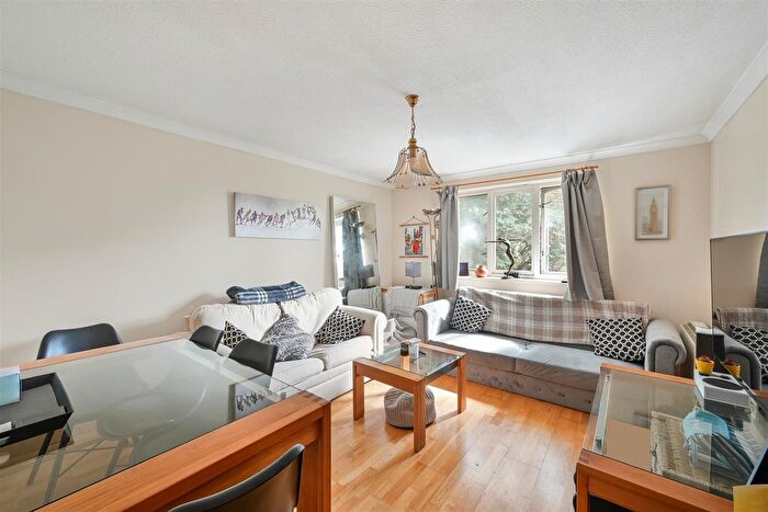 1 Bedroom Flat To Rent In Rothesay Avenue, Wimbledon Chase, SW20