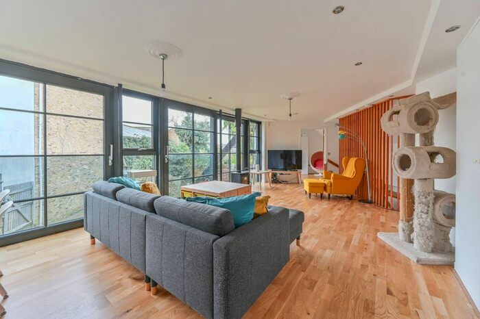 4 Bedroom Detached House To Rent In Berrymans Lane, Sydenham, London, SE26