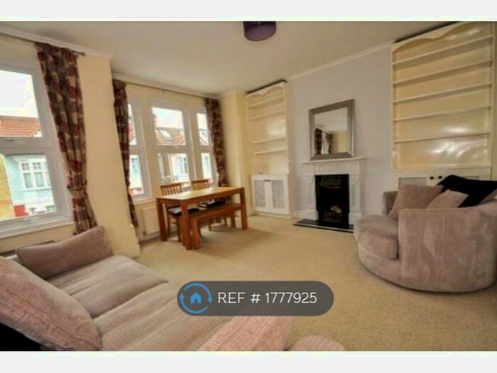 2 Bedroom Flat To Rent In Birdhurst Road, London, SW19
