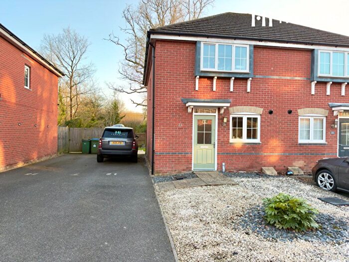 3 Bedroom Semi-Detached House For Sale In Martindales, RH13