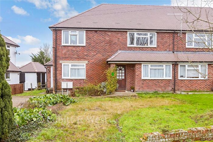 2 Bedroom Ground Maisonette For Sale In Gresham Avenue, Warlingham, Surrey, CR6