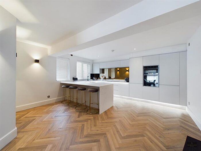 2 Bedroom Flat To Rent In Fore Street, Exeter, EX4