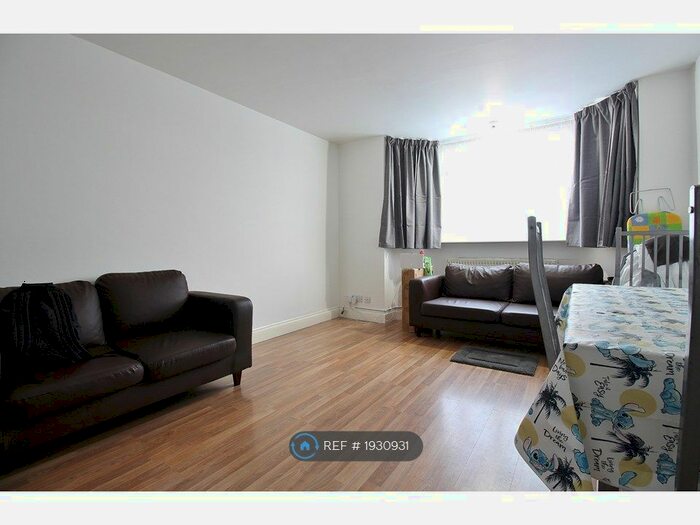 3 Bedroom Maisonette To Rent In Laburnum Grove, Hounslow, TW3