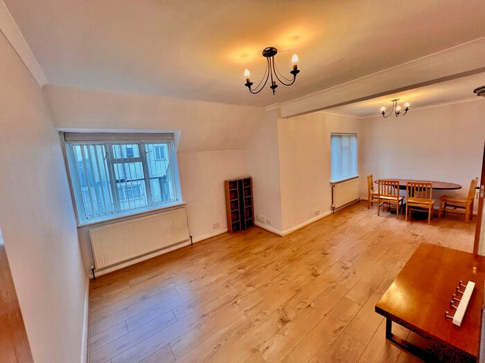 3 Bedroom Flat To Rent In Thornbury Road, Isleworth, TW7