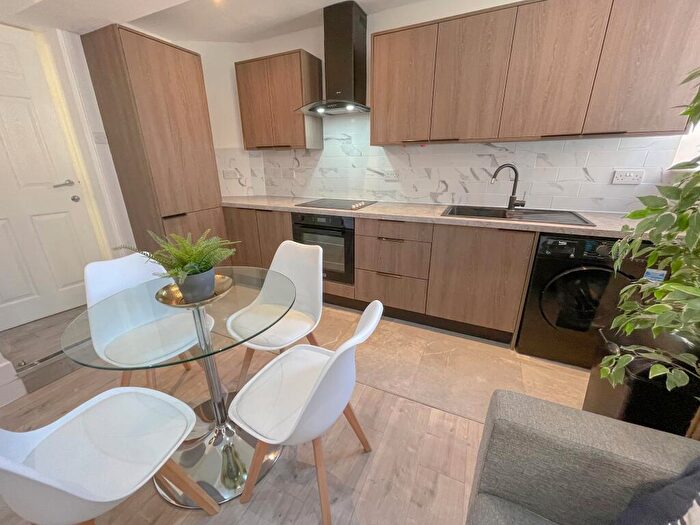 3 Bedroom Flat To Rent In Colquitt Street, L1