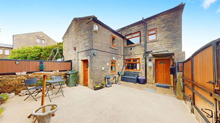 2 Bedroom Cottage For Sale In Roper Lane, Queensbury, Bradford, BD13