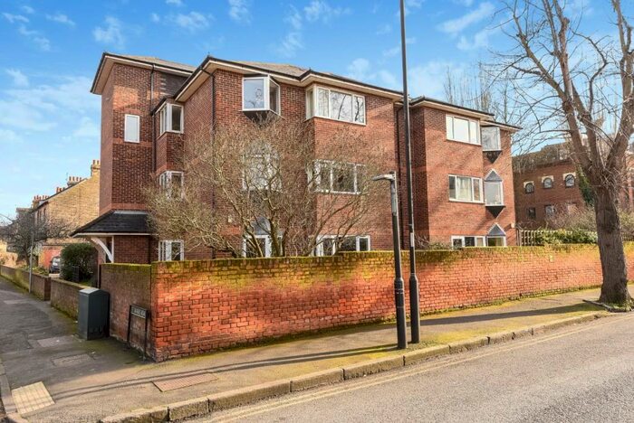 2 Bedroom Flat To Rent In Warwick Court, St Marks Road, Windsor, SL4