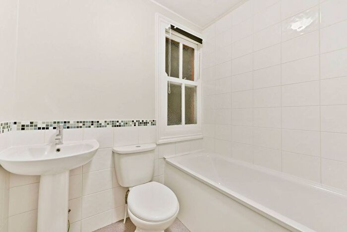 2 Bedroom Flat To Rent In Dalebury Road, Tooting Bec, London, SW17