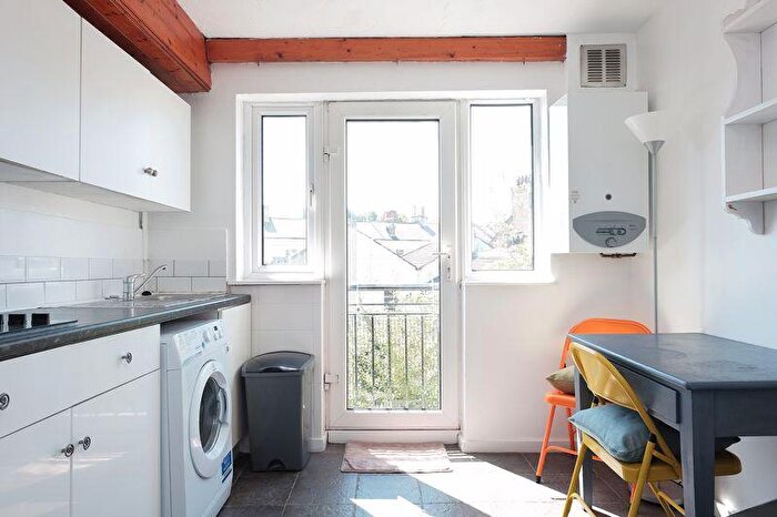 3 Bedroom Flat To Rent In Park Crescent Place, Brighton, BN2