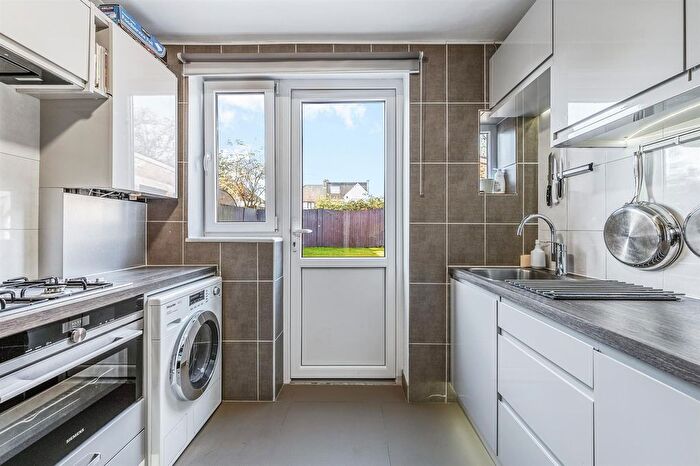 2 Bedroom Flat For Sale In Canada Road, London, W3