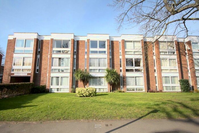 1 Bedroom Flat To Rent In Lovelace Gardens, Surbiton, KT6