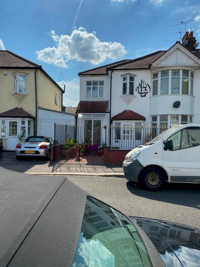 Studio To Rent In South Park Road, Ilford, IG1