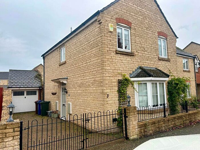 3 Bedroom Semi-Detached House To Rent In Mallards Way, OX26