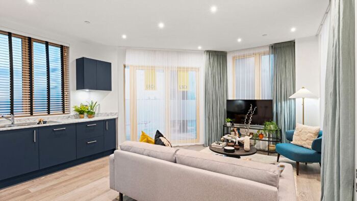 3 Bedroom Flat To Rent In Fielders Crescent, IG11