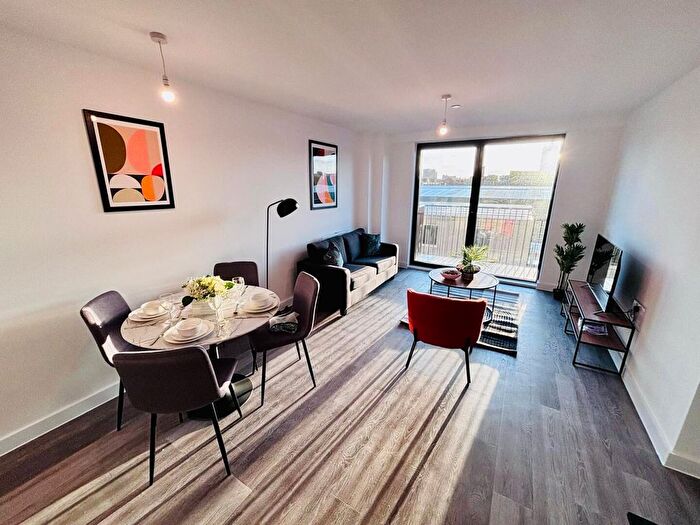2 Bedroom Flat To Rent In Berkeley Square, - Ordsall Lane, Salford, Manchester, M5