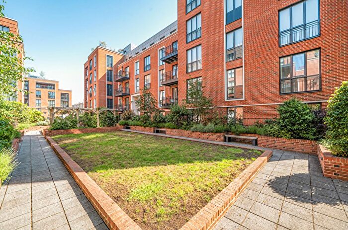 2 Bedroom Flat For Sale In Fellowes Rise, Winchester, Hampshire, SO22