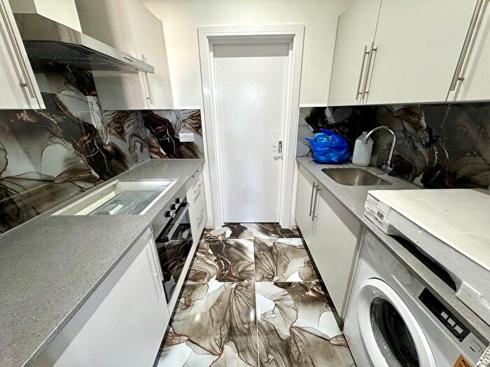 2 Bedroom Flat To Rent In Yeading Lane, Hayes, Greater London, UB4