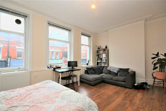 Apartment To Rent In Topsfield Parade, N8