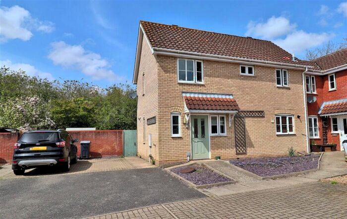 3 Bedroom Semi-Detached House For Sale In Poplar Close, Long Stratton, NR15