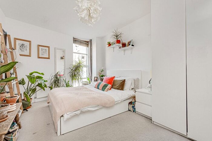3 Bedroom Flat For Sale In Carpenters Place, Clapham North, SW4