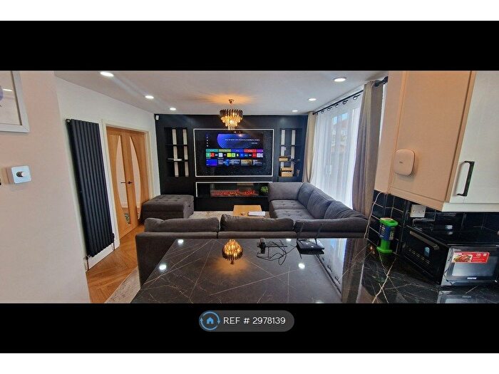 4 Bedroom Semi-Detached House To Rent In Hollywood Road, Bristol, BS4