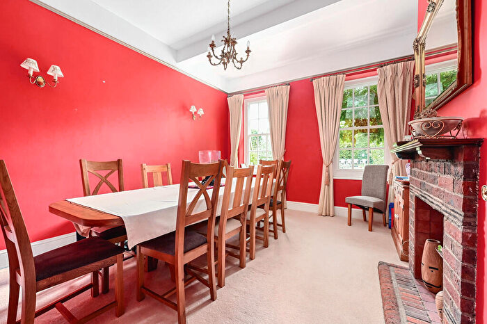 5 Bedroom Detached House For Sale In Silver Glades, Yateley, GU46