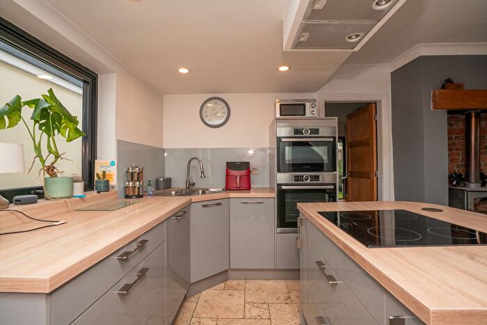 4 Bedroom Detached House For Sale In York Road, Barlby, North Yorkshire, YO8