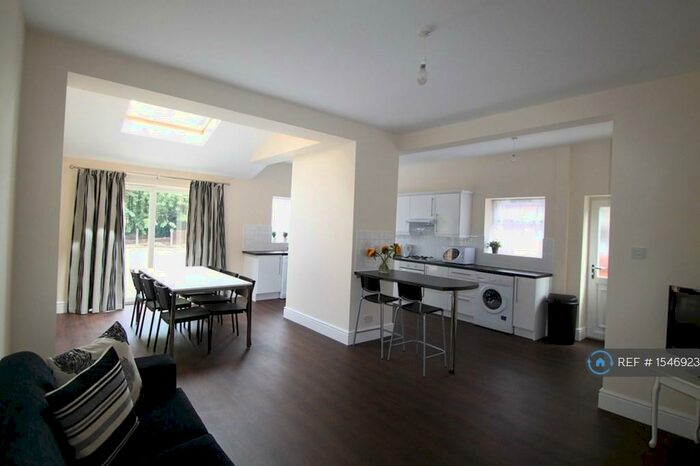 4 Bedroom Semi-Detached House To Rent In Finchley Road, Manchester, M14