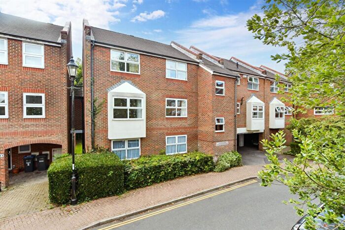 2 Bedroom Flat For Sale In Manning Close, East Grinstead, West Sussex, RH19