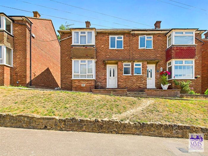 3 Bedroom Semi-detached House For Sale In Carnation Road, Strood, ME2