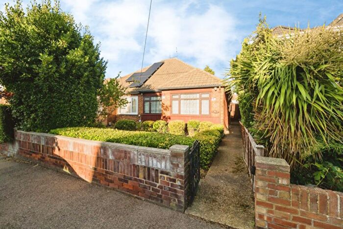 2 Bedroom Bungalow For Sale In Berwick Road, Rainham, RM13