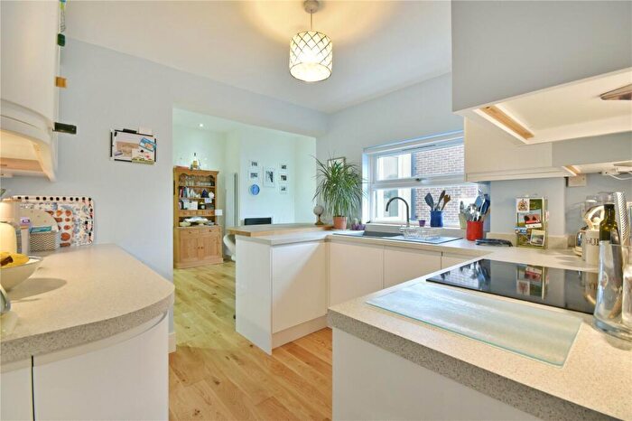 2 Bedroom Flat To Rent In College Road, Kensal Green, NW10