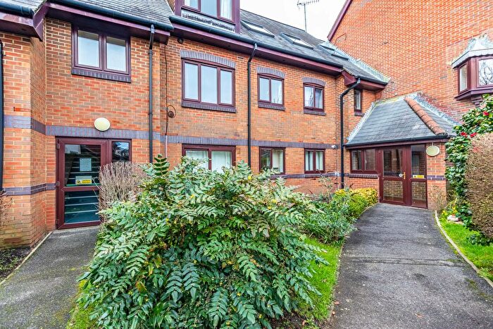 2 Bedroom Flat For Sale In Vallis Close, Poole, BH15