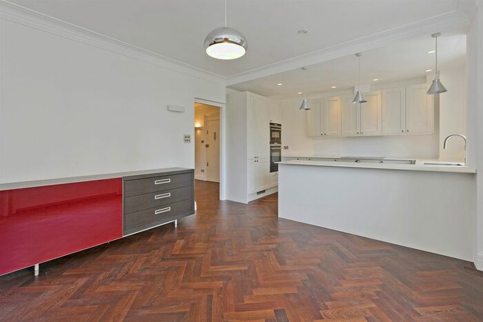4 Bedroom Flat To Rent In Pembroke Road, London, W8