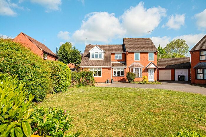 3 Bedroom Semi-Detached House For Sale In Chestnut Close, Lower Moor, WR10