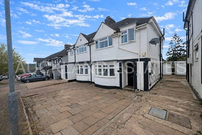 3 Bedroom Semi-Detached House For Sale In Park Avenue, Potters Bar, EN6
