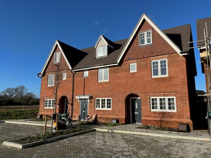 3 Bedroom Town House To Rent In Horley, Surrey, RH6