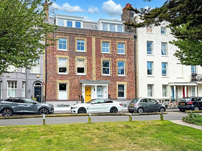 Studio For Sale In South Terrace, Littlehampton, BN17