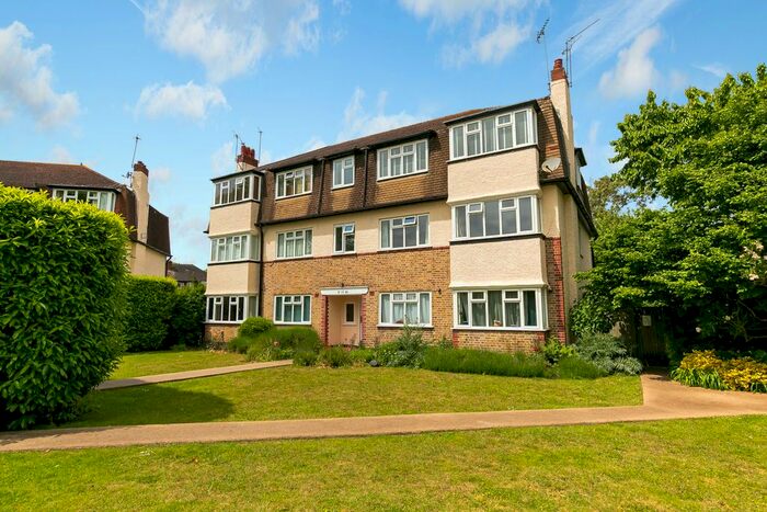 3 Bedroom Flat To Rent In Lancaster Close, Kingston Upon Thames, KT2