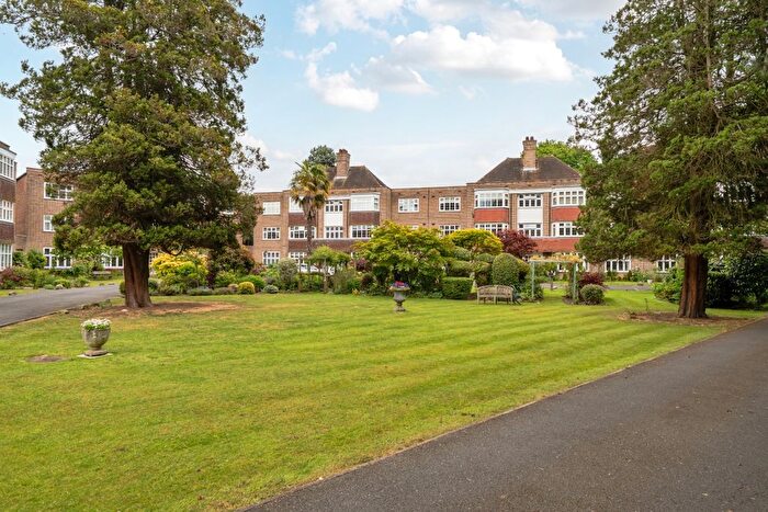 3 Bedroom Flat To Rent In Imber Close, Esher, KT10