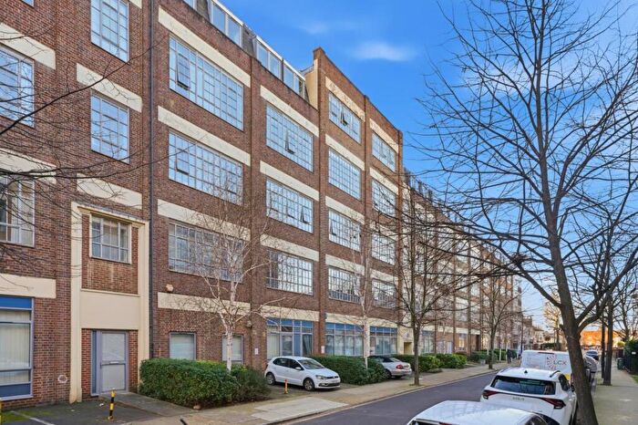 2 Bedroom Flat For Sale In Peckham Grove, Peckham, London, SE15