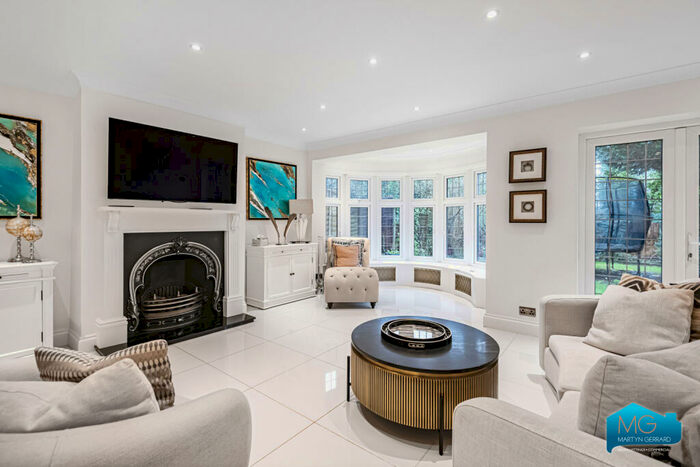 5 Bedroom Semi-Detached House To Rent In Lakenheath, Southgate, London, N14